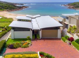 A picture of the hotel: Sails on the Beachfront - Exclusive Seaside Home