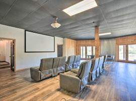 Hotel Photo: Luxury Retreat Cabin with Theater, Gym and Views