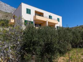 Hotel fotoğraf: Apartments with a parking space Dugi Rat, Omis - 19516