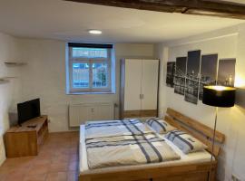 होटल की एक तस्वीर: 4 Betten in 3-Zimmer-Wohnung mit WLAN TV und Garten