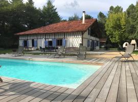 Hotelfotos: Gîte landais de Capdebos avec piscine et spa 15 personnes