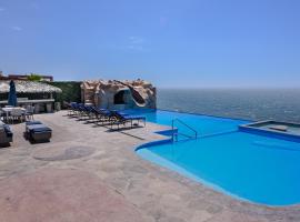 Hotel Foto: Triton's Place Oceanfront-Heated Pool