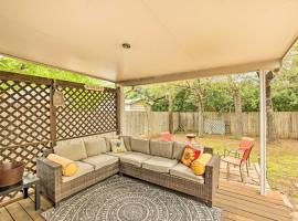 Hotel Photo: Fort Worth Retreat with Fenced Yard and Fire Pit!