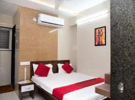 Nivant Lodge, hotel a Solapur