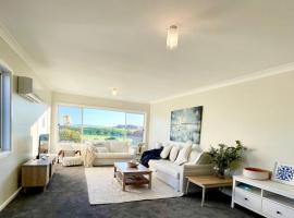 A picture of the hotel: Beautiful 4-bedroom original beach cottage in Port Kembla