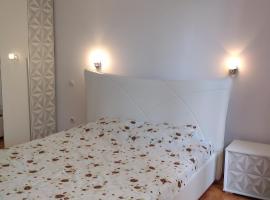 Lovely condo next to salt room, bus station, hotel em Skopje