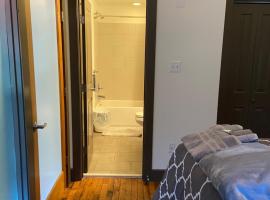 A picture of the hotel: Charming 2 bedroom apartment near VCU