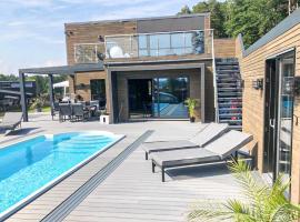 호텔 사진: Awesome Home In Brevik With Outdoor Swimming Pool