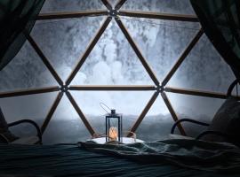 Private Jacuzzi Igloo bedroom in Aurora Lounge Hotel with shared sauna and pet friendly, hotel in Rovaniemi