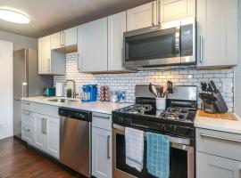 HOLLY FIRST FLOOR 2 King Beds, hôtel à Kansas City