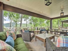 Fotos de Hotel: Scenic Cashiers Home with Deck and Lake Glenville View