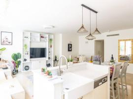 Hotel foto: Chic Neve Tzedek 3BR & PARKING with Spacious Terrace - By BerryStays