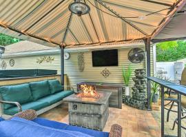 Hotel Photo: Pet-Friendly Taylor Home with Backyard Oasis!