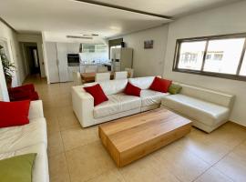 Beautiful 2-bedroom condo in the heart of Tel Aviv, hotell sihtkohas Tel Aviv