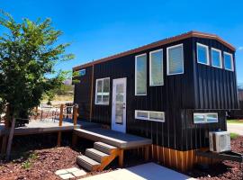 New modern & relaxing Tiny House w deck near ZION, hotel v destinaci Apple Valley