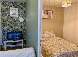 Foto di Hotel: Superbe appartement avec parking gratuit sur place