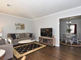 BLUE FLAMINGO'S CHARMING HOME-Heart of Tulsa2- Cherry St-Expo-11th、タルサのホテル