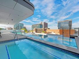 รูปภาพของโรงแรม: Great located unit/Private Balcony, Pool,Gym,Parking