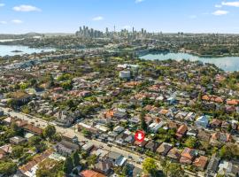 Hotel kuvat: 4 Bedroom house 500M to Drummoyne Bay Run