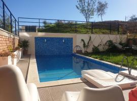 Fotos de Hotel: Stylish two bedroom house with private pool