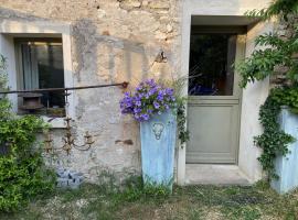 Hotel Photo: Suite privée avec accès jardin en coeur de village