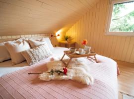 Fotos de Hotel: Beautiful Wooden House with Jacuzzi - Chalet Hisa Karlovsek