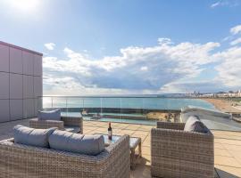 מלון צילום: Unique Sea View Penthouse with Hot Tub