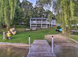 Hotel fotoğraf: Cozy Lakefront Lapeer House with 2 Paddle Boats!