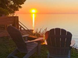 Hotel kuvat: Lakefront Cottage w/ Private Beach- Niagara