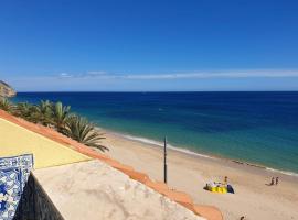 Zdjęcie hotelu: BLUE HOUSE SESIMBRA with parking