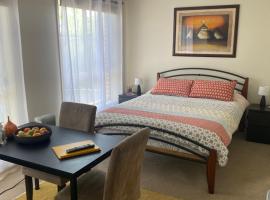 Foto do Hotel: Private room with ensuite and parking close to Wollongong CBD