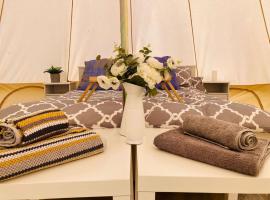Twinkle Bell 4, Luxury Bell Tent with Firepit, hotel in Bartley