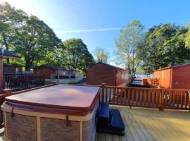 Jaw-Dropping Lodge with Hot Tub on Lake Windermere, hotel v destinaci Windermere