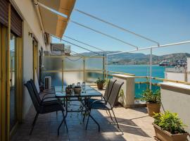 酒店照片: Cozy seaside penthouse with sea & mountain view.