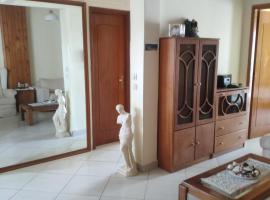 Квартира в центре города-курорта рядом с пляжем, hotel v destinaci Loutraki