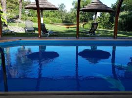 Hotel Foto: The Paillottes of Haute Mazère with swimming pool