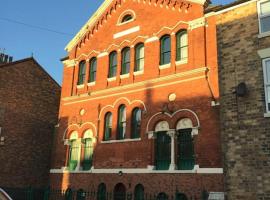 होटल की एक तस्वीर: converted chapel filey floor to ceiling arch window