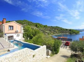 Seaside family friendly house with a swimming pool Cove Mikulina Luka, Korcula - 20116, hôtel à Vela Luka