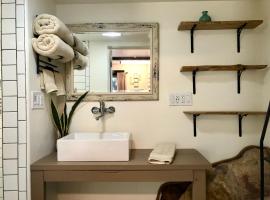 Hotel Foto: NEW! Prickly Pear Unique Studio with bathroom built into the rocks