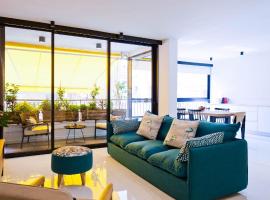 Hotel Foto: SHELTER in Elegant 2BR with Veranda close to Beach by FeelHome