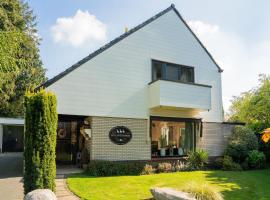 Foto do Hotel: Cozy villa with wellness tub sauna and garden