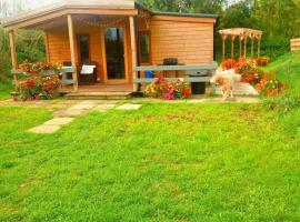 Foto do Hotel: Beautiful Wooden tiny house, Glamping cabin with hot tub 2