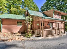 Photo de l’hôtel: Lovely Creekfront Cabin with Hot Tub and Fire Pit