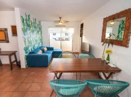 Hotel kuvat: Updated Central Penthouse. Walk to Beach + Marina!