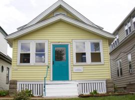 Hotel Photo: Cute yellow 2-BR bungalow w/free garage, free WiFi