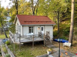 A picture of the hotel: Cozy cabin, neighbour to lake & national park