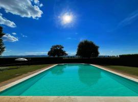 Foto do Hotel: Spello By The Pool - Sleeps 11 - wifi, air con, pool for your exclusive use