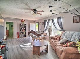 호텔 사진: Pet-Friendly Midway Abode with Yard and Fire Pit!