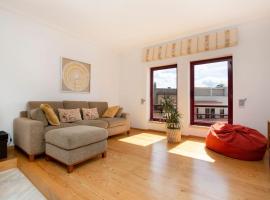 รูปภาพของโรงแรม: Lisboa Tejo Apartment @ Stay like a local at Algés