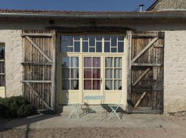 Hotel Foto: Gîte Saint-Bonnet-de-Rochefort, 3 pièces, 5 personnes - FR-1-489-181